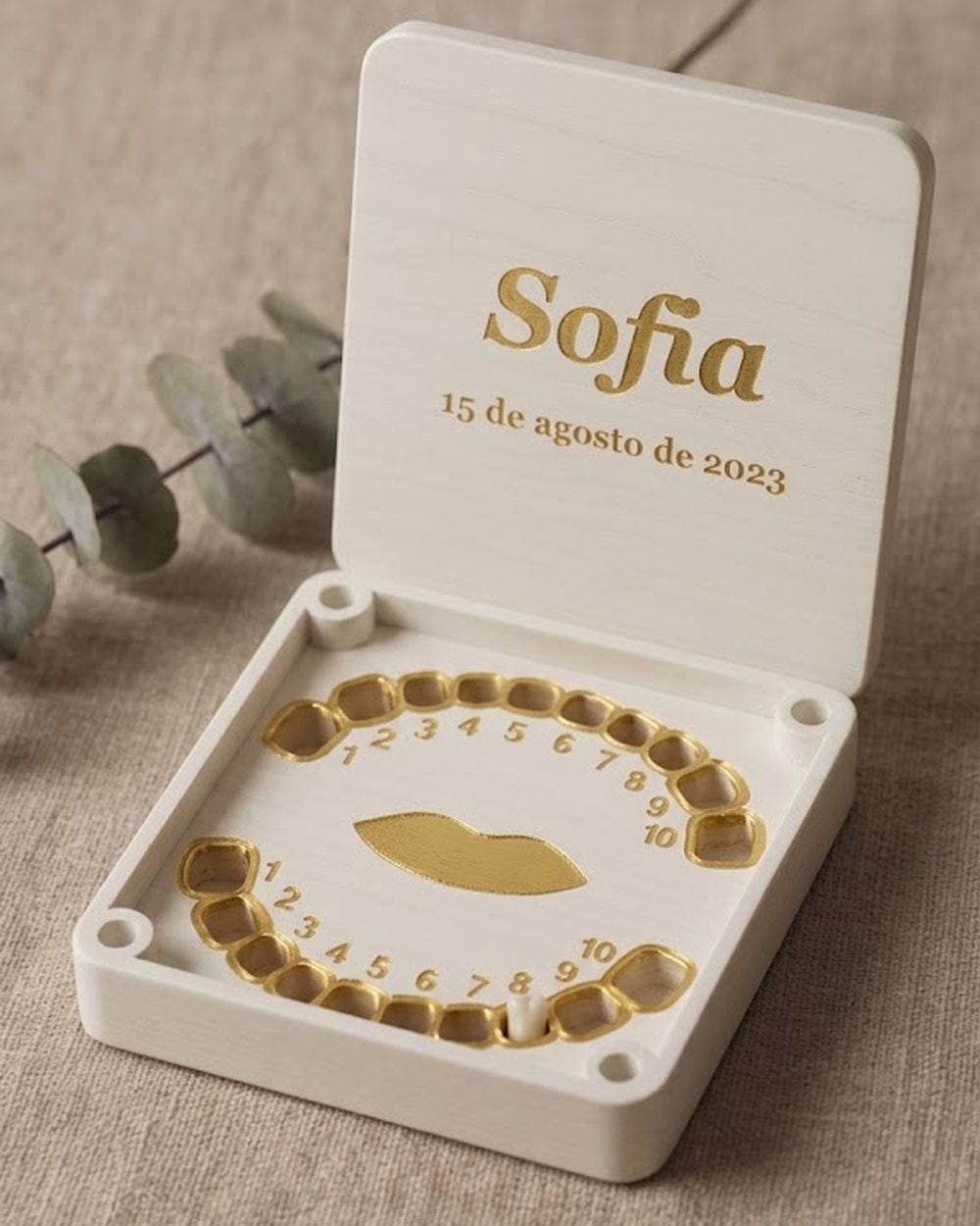 Caixa dos Primeiros Dentes off-white aberta, tampa gravada com o nome Sofia e a data em dourado