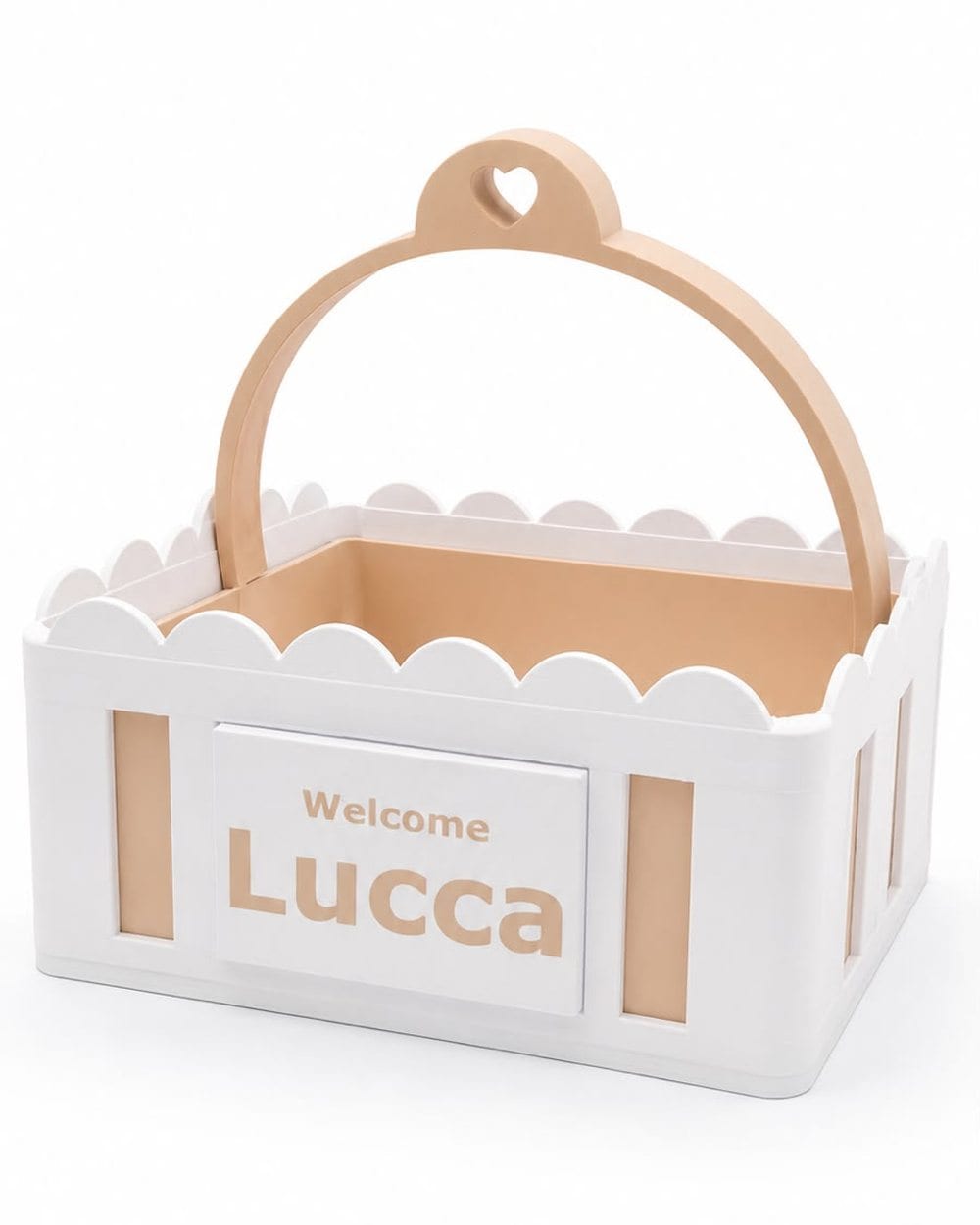 Cesta Boas-Vindas branca com detalhes bege e a placa Welcome Lucca em relevo